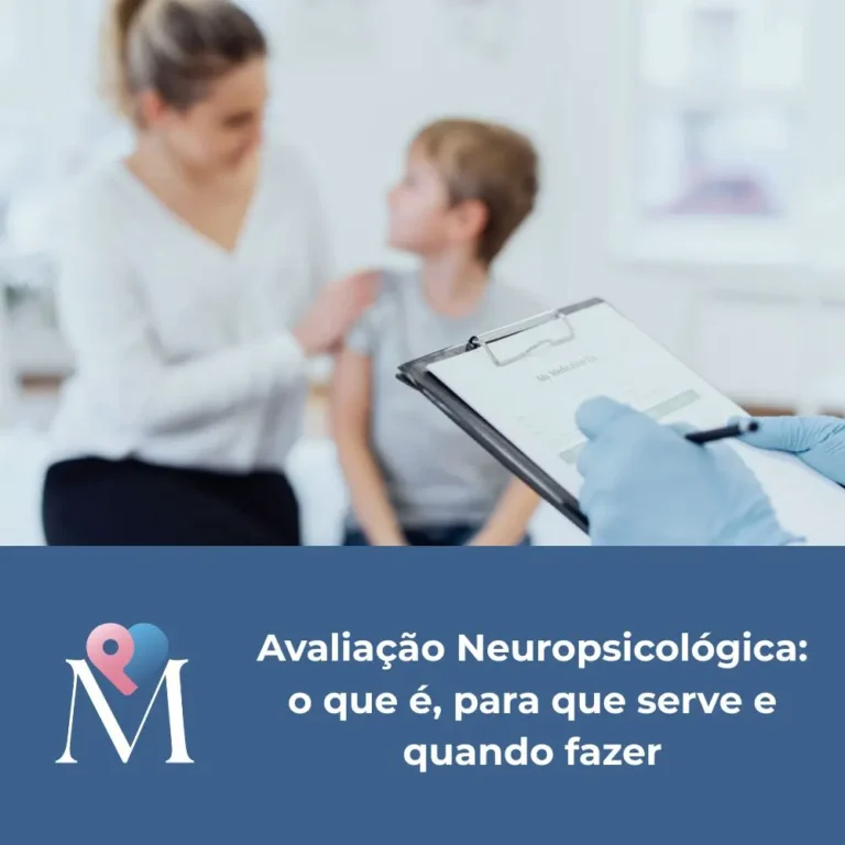Avaliação neuropsicológica infantil com profissional analisando paciente e responsável em ambiente clínico