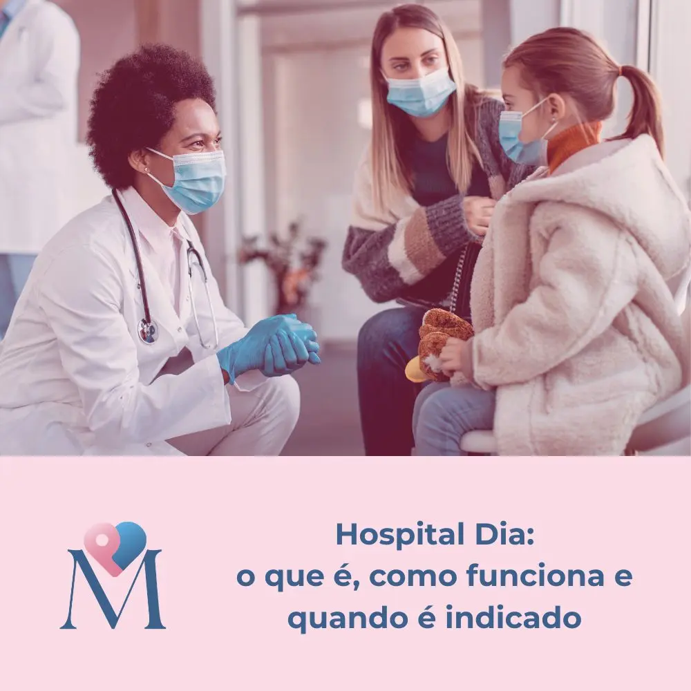 Hospital dia com equipe multidisciplinar atendendo criança e responsável em ambiente clínico de saúde mental