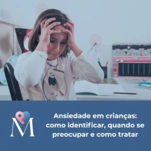 Criança demonstrando sinais de ansiedade infantil durante momento de sobrecarga emocional em ambiente escolar ou doméstico