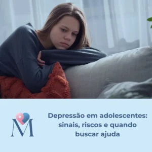 Adolescente demonstrando sinais de depressão e isolamento emocional em ambiente doméstico durante momento de sofrimento psicológico
