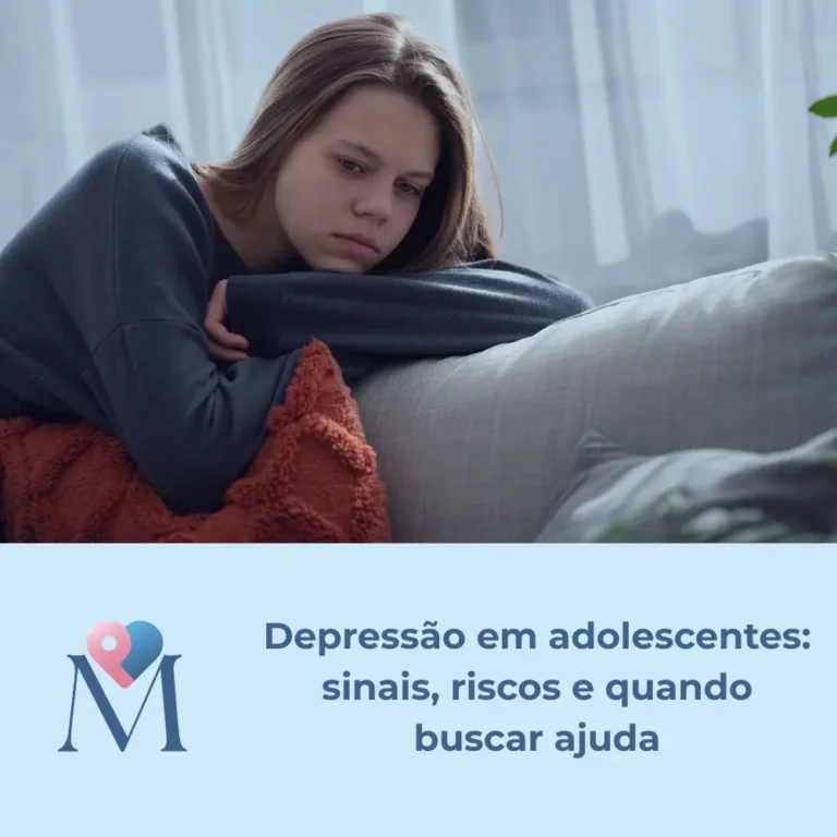 Adolescente demonstrando sinais de depressão e isolamento emocional em ambiente doméstico durante momento de sofrimento psicológico
