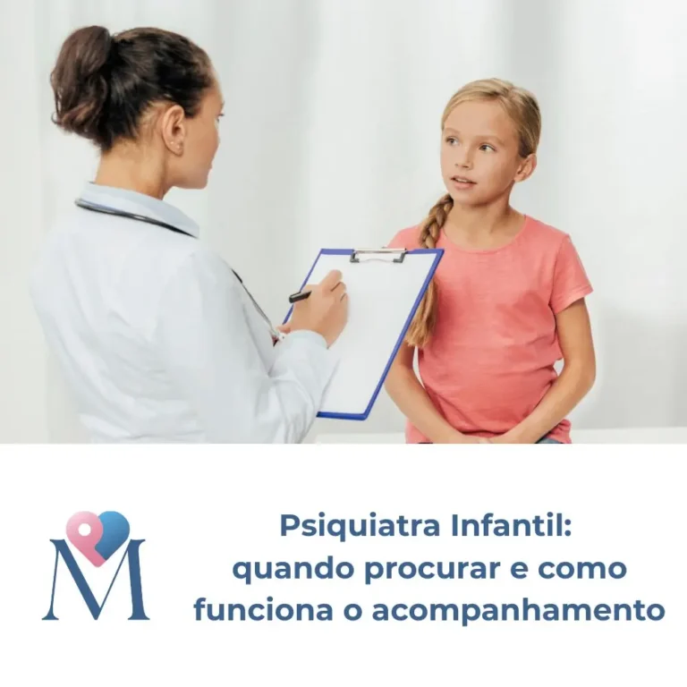 Psiquiatra infantil atendendo criança em consulta clínica com avaliação de saúde mental em ambiente acolhedor