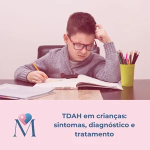 Criança com dificuldade de concentração realizando atividade escolar, representando sintomas de TDAH infantil