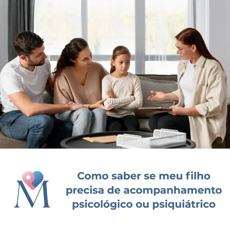Psicóloga conversando com pais e criança durante avaliação de saúde mental infantil e acompanhamento psicológico familiar.
