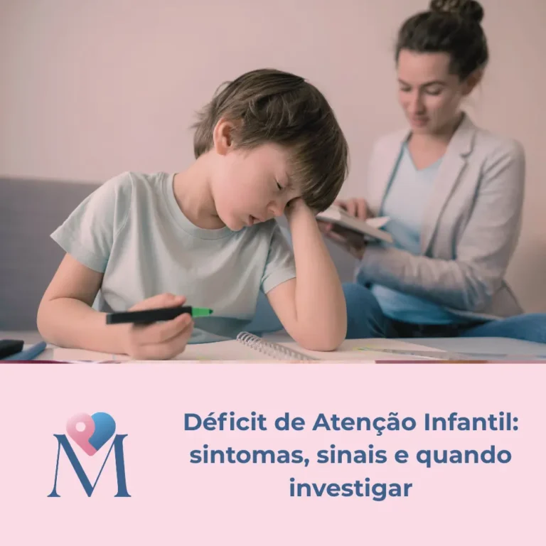 Criança com dificuldade de concentração durante atividade escolar, representando sinais de déficit de atenção infantil acompanhados por profissional de saúde.