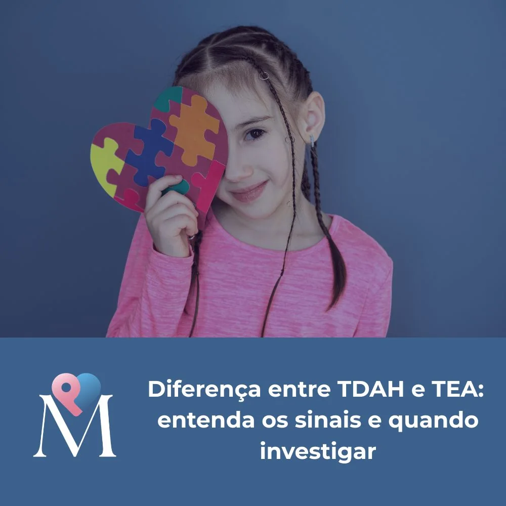 Criança segurando quebra-cabeça colorido em formato de coração, representando sinais de TDAH e TEA no desenvolvimento infantil.